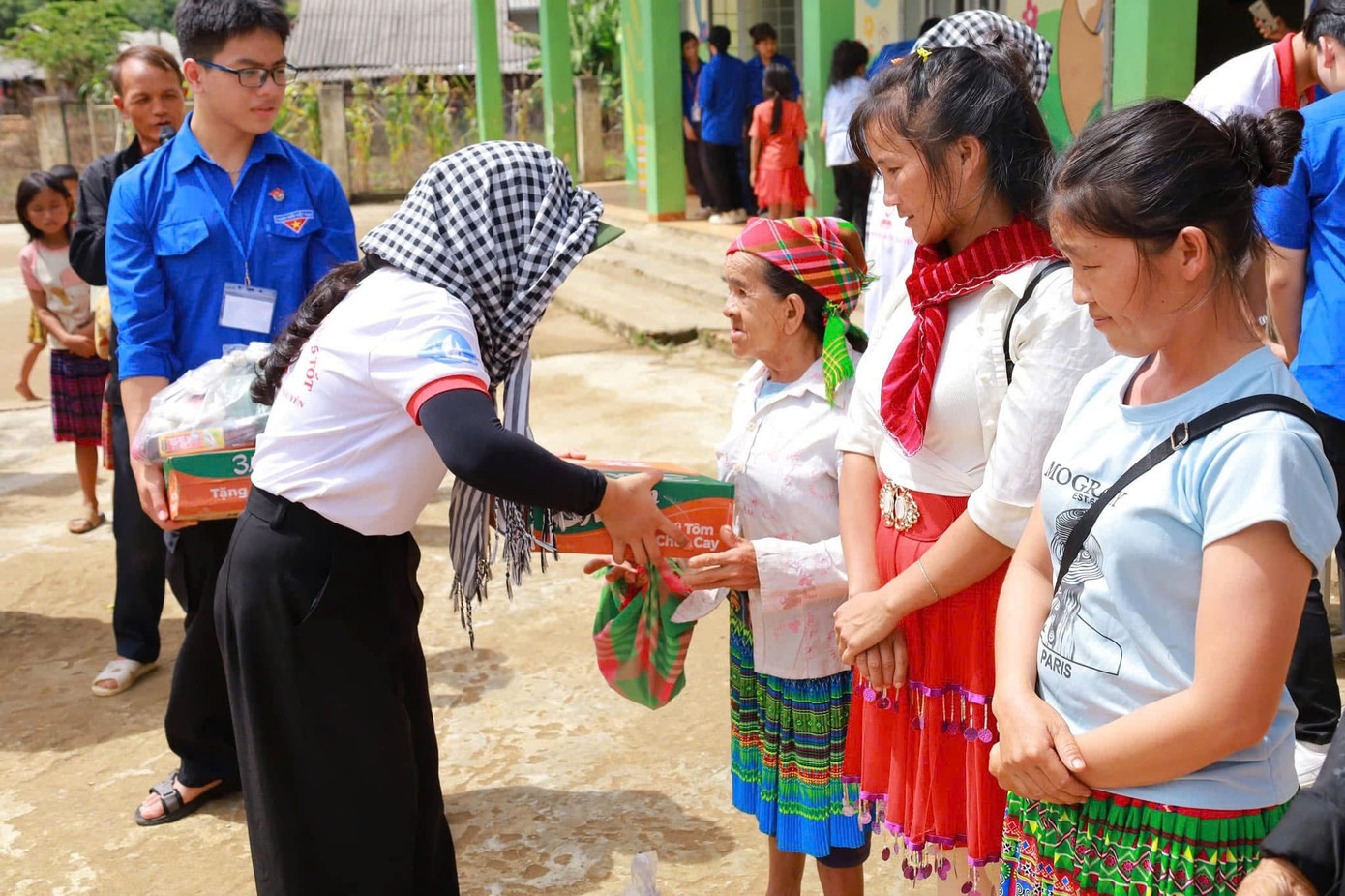 Diễm tích cực đi thiện nguyện ở những vùng khó khăn, dạy tiếng Anh cho các em thiếu nhi ở nhà thờ, các em nhỏ mồ côi và có hoàn cảnh đặc biệt khó khăn…