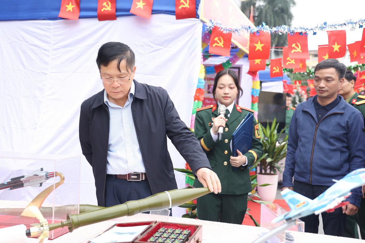 Lãnh đạo Học viện Kỹ thuật Quân sự tham quan các khu trưng bày. Hội trại với nhiều hình thức được thể hiện về công tác giáo dục truyền thống, công tác đào tạo của Học viện. Ảnh: Hoàng Ngọc