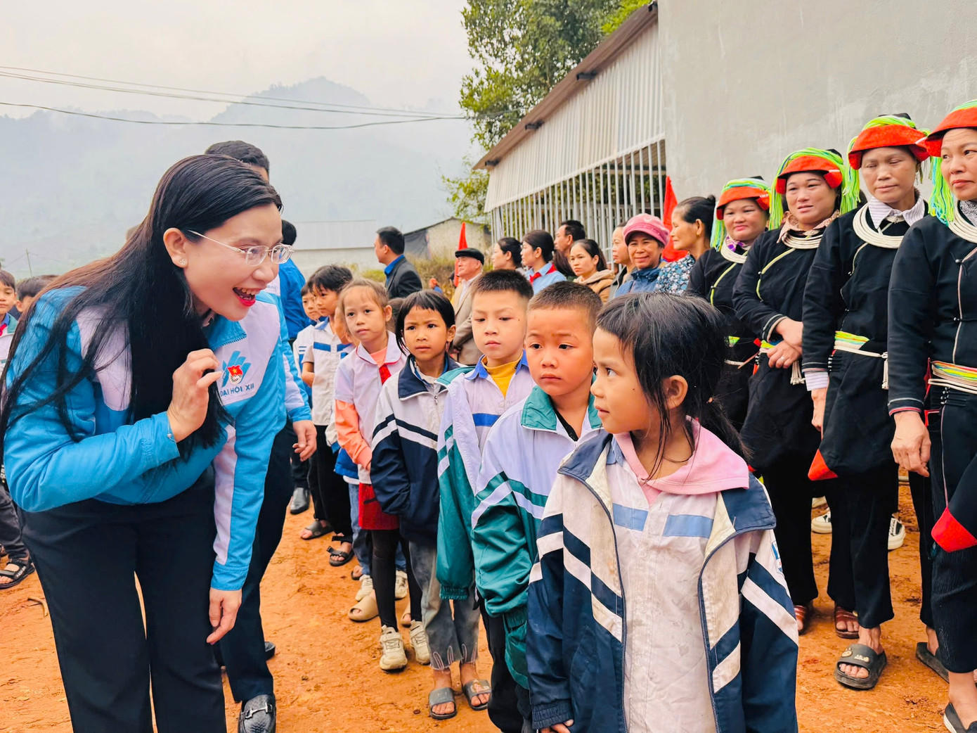 Trong ảnh, chị Nguyễn Phạm Duy Trang - Bí thư T.Ư Đoàn, Chủ tịch Hội đồng Đội T.Ư cùng các em thiếu nhi trường tiểu học Kim Đồng trên địa phận xã Đạo Đức, huyện Vị Xuyên, tỉnh Hà Giang. Trong ảnh, chị Nguyễn Phạm Duy Trang - Bí thư T.Ư Đoàn, Chủ tịch Hội đồng Đội T.Ư cùng các em thiếu nhi trường tiểu học Kim Đồng trên địa phận xã Đạo Đức, huyện Vị Xuyên, tỉnh Hà Giang.