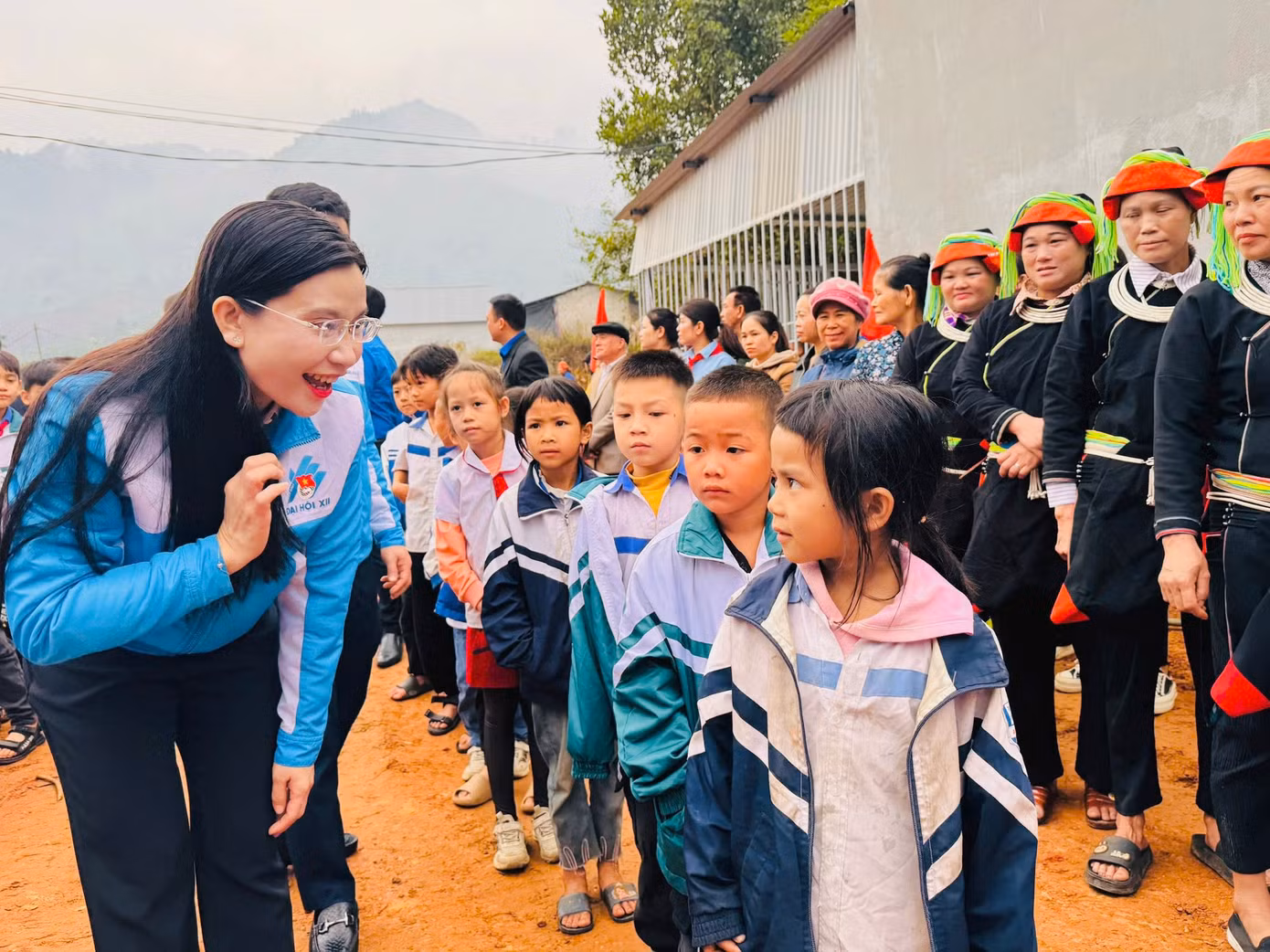 Trong ảnh, chị Nguyễn Phạm Duy Trang - Bí thư T.Ư Đoàn, Chủ tịch Hội đồng Đội T.Ư cùng các em thiếu nhi trường tiểu học Kim Đồng trên địa phận xã Đạo Đức, huyện Vị Xuyên, tỉnh Hà Giang. Trong ảnh, chị Nguyễn Phạm Duy Trang - Bí thư T.Ư Đoàn, Chủ tịch Hội đồng Đội T.Ư cùng các em thiếu nhi trường tiểu học Kim Đồng trên địa phận xã Đạo Đức, huyện Vị Xuyên, tỉnh Hà Giang.