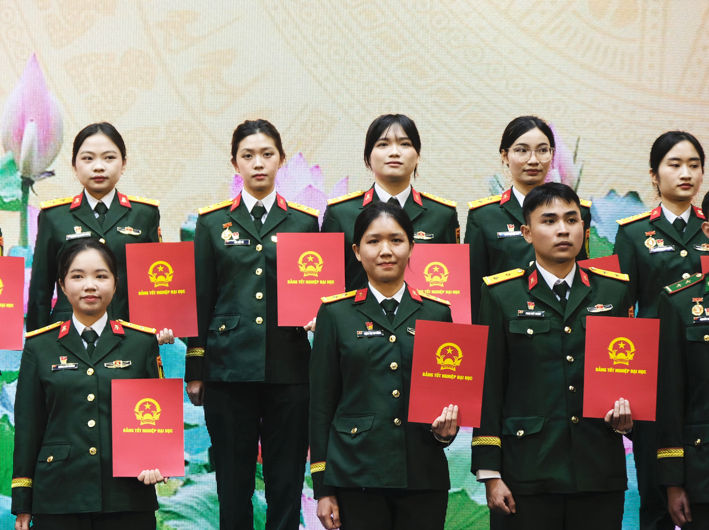 Các tân kỹ sư quân sự được nhận bằng tại Lễ tốt nghiệp. Ảnh: Châu Linh Các tân kỹ sư quân sự được nhận bằng tại Lễ tốt nghiệp. Ảnh: Châu Linh