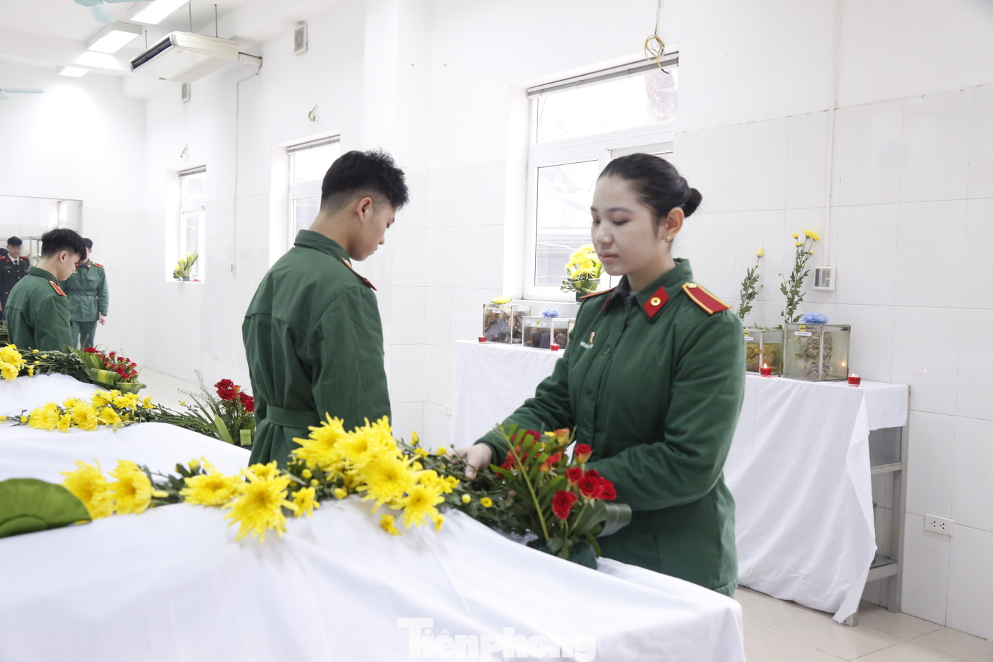 Đại diện lãnh đạo, học viên Học viện Quân Y đặt hoa tri ân những người đã hiến xác cho Y học.