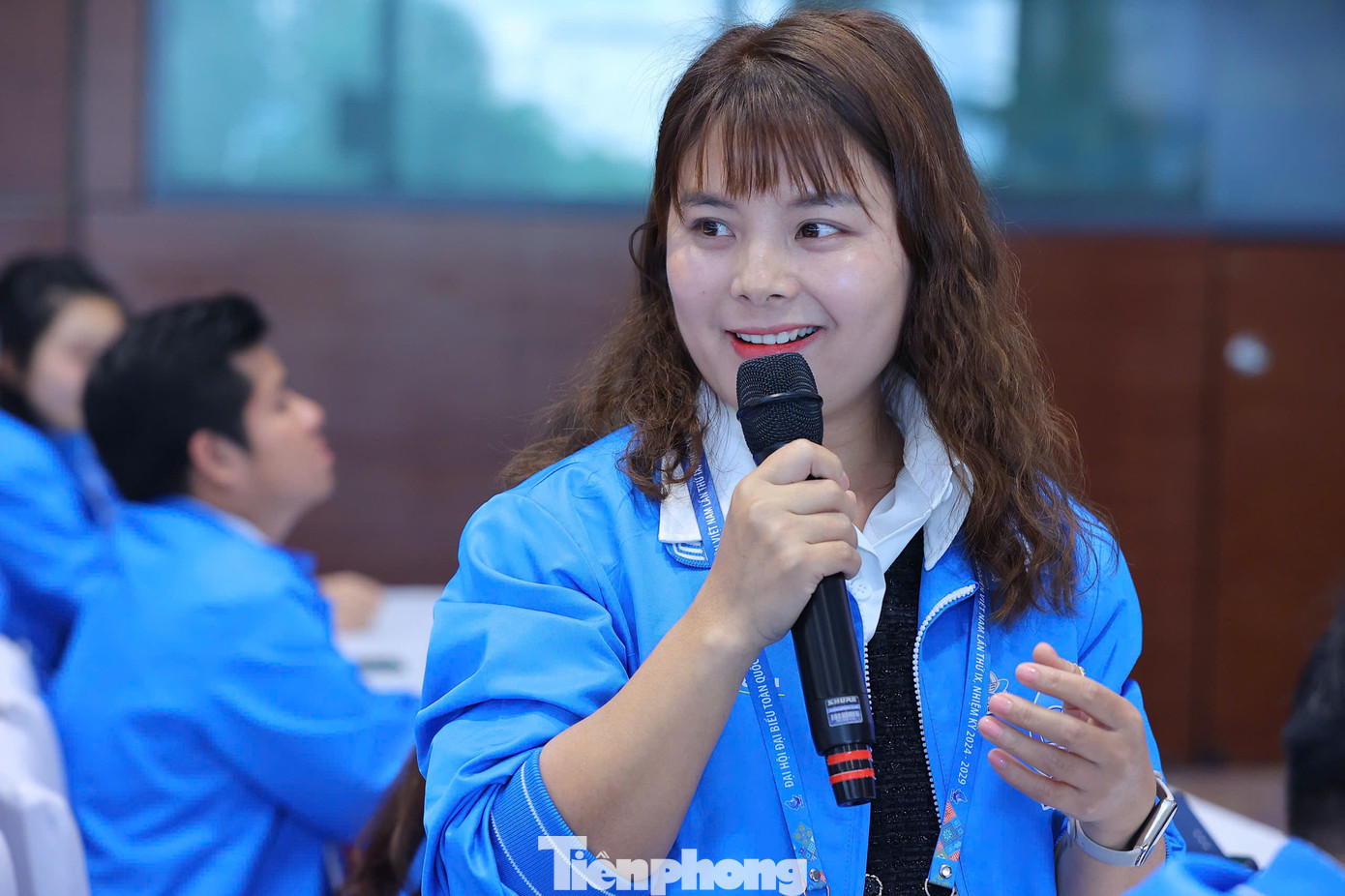 Chị Chảo Thị Yến - Giám đốc Hợp tác xã Tri thức - Bản địa Goong, huyện Bát Xát, tỉnh Lào Cai chia sẻ tại tổ thảo luận.