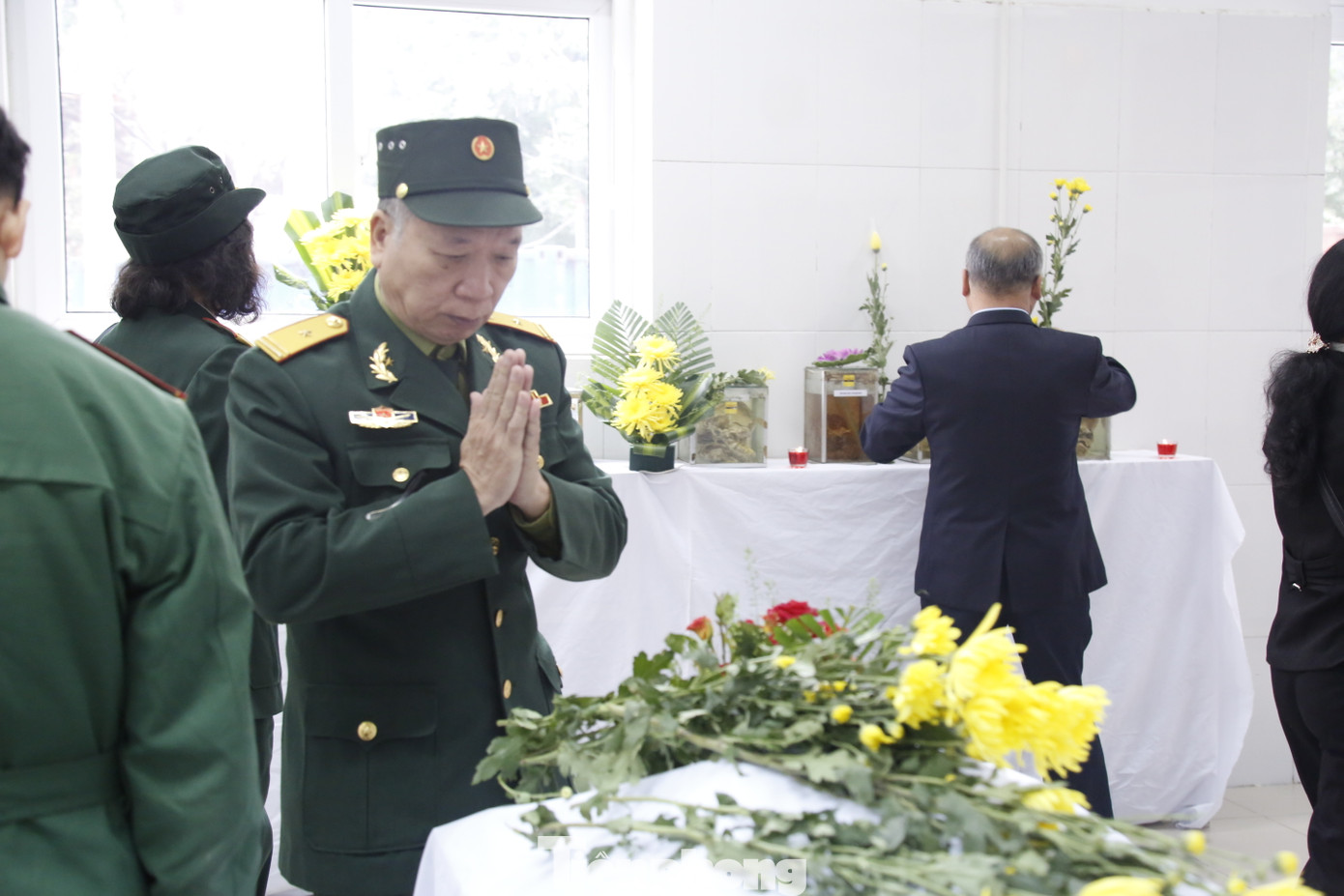 Đại diện lãnh đạo, học viên Học viện Quân Y đặt hoa tri ân những người đã hiến xác cho Y học.