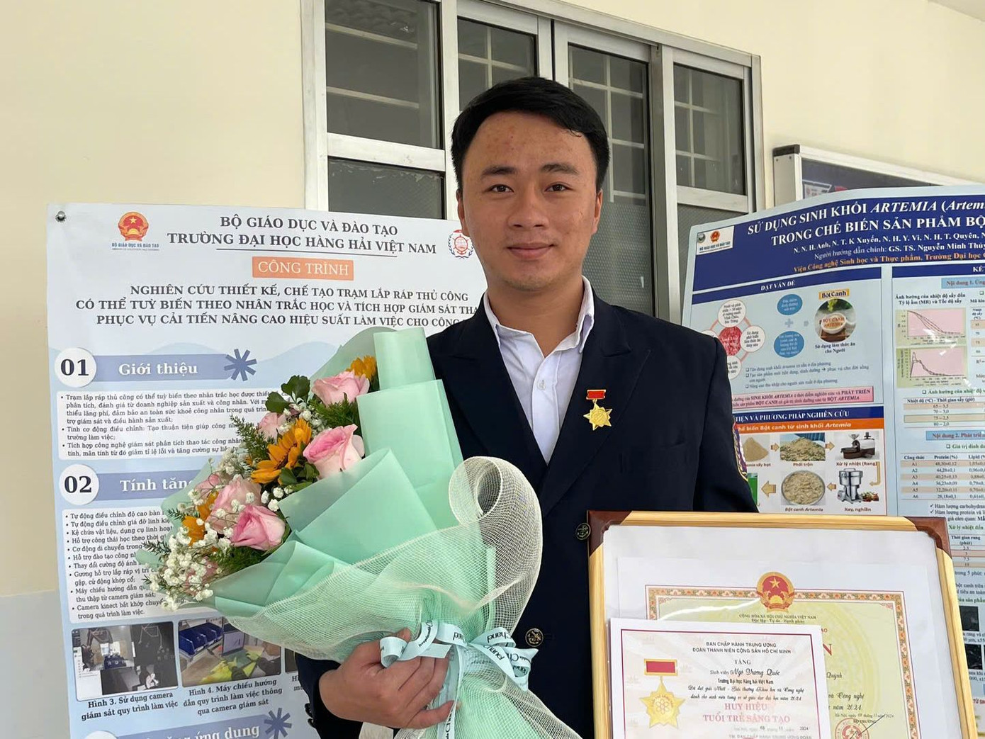 Nam sinh Ngô Vương Quốc (SN 1999), sinh viên chuyên ngành Quản lý Kỹ thuật công nghiệp, khoa Máy tàu biển, Trường ĐH Hàng hải Việt Nam. Nam sinh Ngô Vương Quốc (SN 1999), sinh viên chuyên ngành Quản lý Kỹ thuật công nghiệp, khoa Máy tàu biển, Trường ĐH Hàng hải Việt Nam.