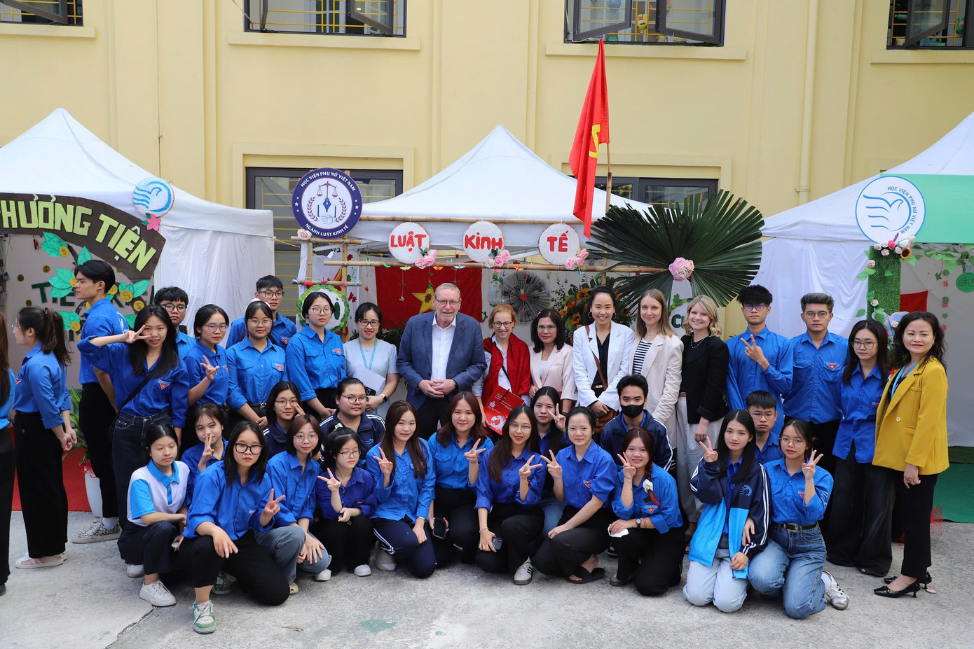 Các hội trại sáng tạo xanh do sinh viên thiết kế. Các hội trại sáng tạo xanh do sinh viên thiết kế.