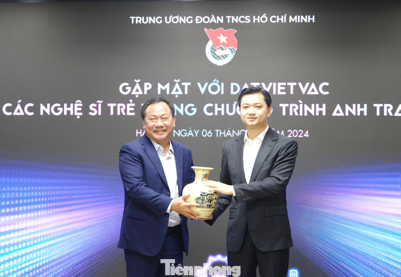 Anh Nguyễn Minh Triết - Bí thư Trung ương Đoàn, Chủ tịch T.Ư Hội SVVN tặng quà lưu niệm cho ông Đào Văn Kính - Phó Chủ tịch DatVietVAC Group Holdings. Anh Nguyễn Minh Triết - Bí thư Trung ương Đoàn, Chủ tịch T.Ư Hội SVVN tặng quà lưu niệm cho ông Đào Văn Kính - Phó Chủ tịch DatVietVAC Group Holdings.