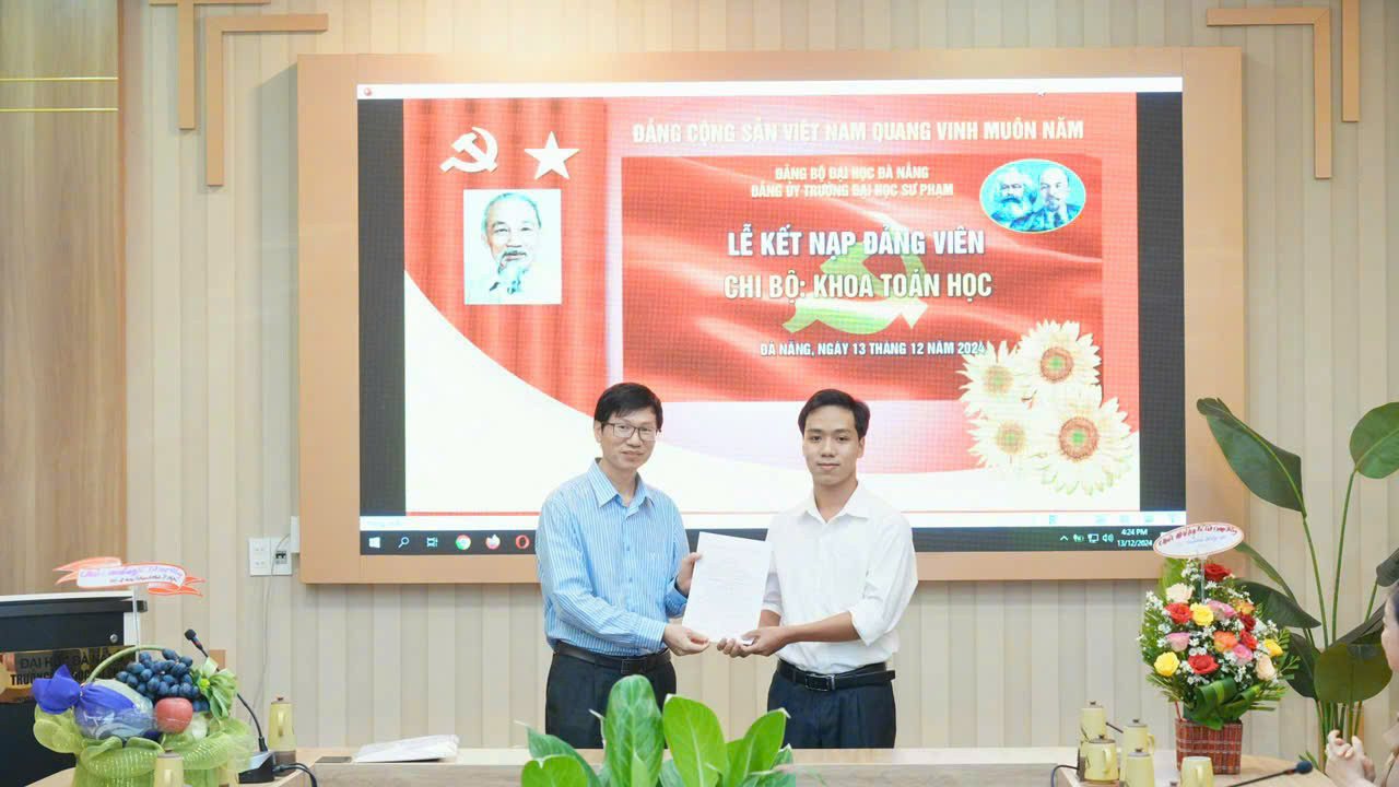 Hoàng Nhân (bên phải ảnh) nhận quyết định kết nạp Đảng đầu tháng 12 năm nay. Hoàng Nhân (bên phải ảnh) nhận quyết định kết nạp Đảng đầu tháng 12 năm nay.