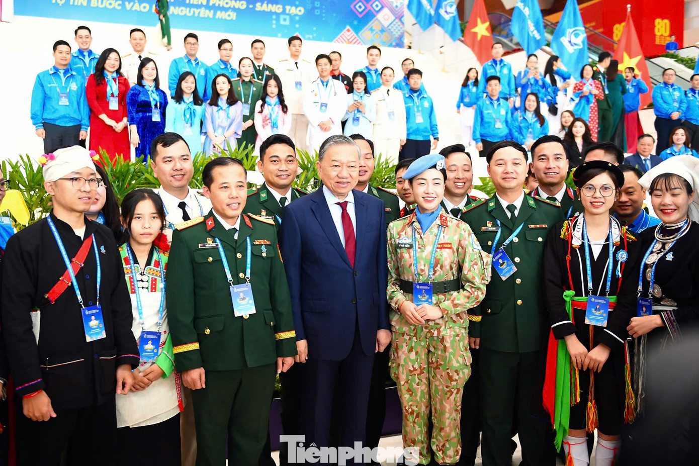 Đại biểu thanh niên Quân đội chụp ảnh lưu niệm cùng Tổng Bí thư Tô Lâm tại Đại hội. Ảnh: Dương Triều Đại biểu thanh niên Quân đội chụp ảnh lưu niệm cùng Tổng Bí thư Tô Lâm tại Đại hội. Ảnh: Dương Triều
