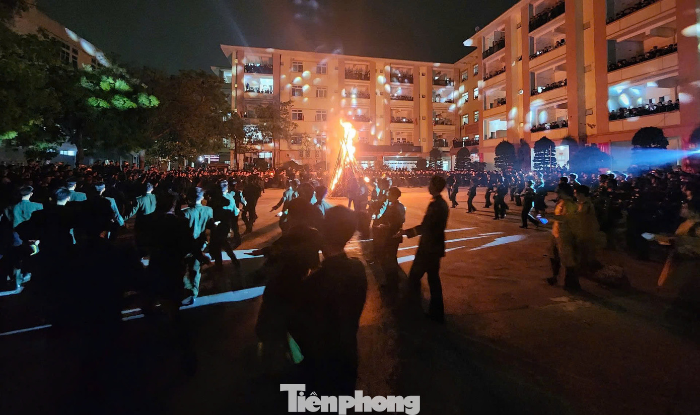 Điểm nhấn của đêm dạ hội đó là hoạt cảnh đặc biệt mang tên “Câu chuyện của ánh sáng” trong không khí lửa trại với 5 vũ điệu sinh hoạt tập thể do các cán bộ, học viên dày công, hăng say luyện tập. Điểm nhấn của đêm dạ hội đó là hoạt cảnh đặc biệt mang tên “Câu chuyện của ánh sáng” trong không khí lửa trại với 5 vũ điệu sinh hoạt tập thể do các cán bộ, học viên dày công, hăng say luyện tập.