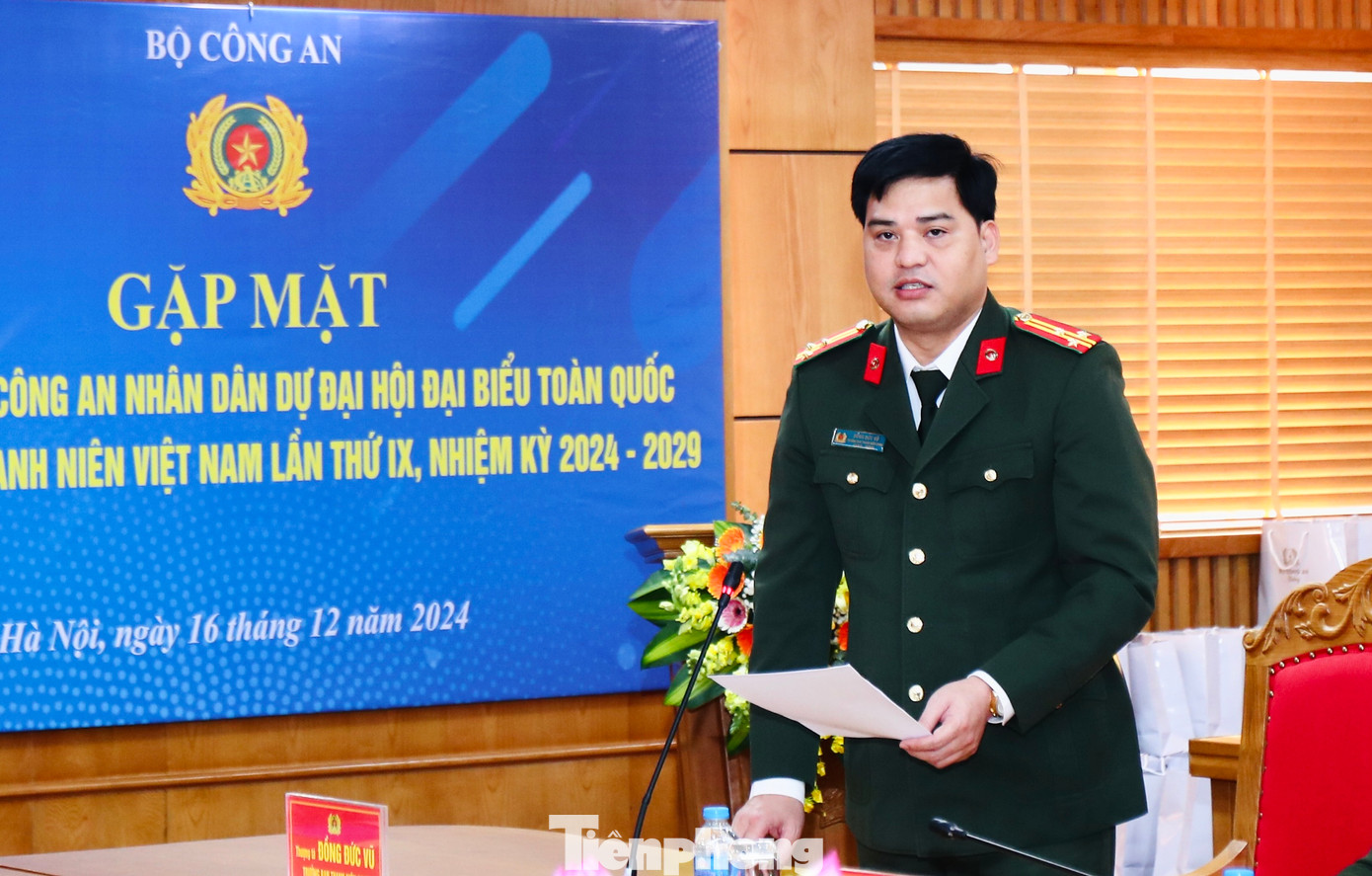 Thượng tá Đồng Đức Vũ - Trưởng Ban Thanh niên CAND báo cáo tình hình đại biểu tham dự Đại hội. Thượng tá Đồng Đức Vũ - Trưởng Ban Thanh niên CAND báo cáo tình hình đại biểu tham dự Đại hội.