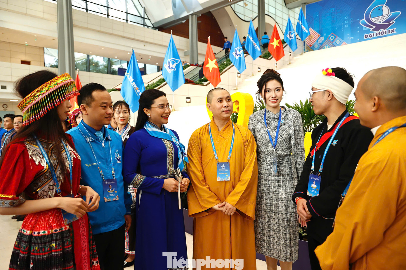 Chị Nguyễn Phạm Duy Trang - Bí thư T.Ư Đoàn, Chủ tịch Hội đồng Đội T.Ư cùng các đại biểu dân tộc tại Đại hội.