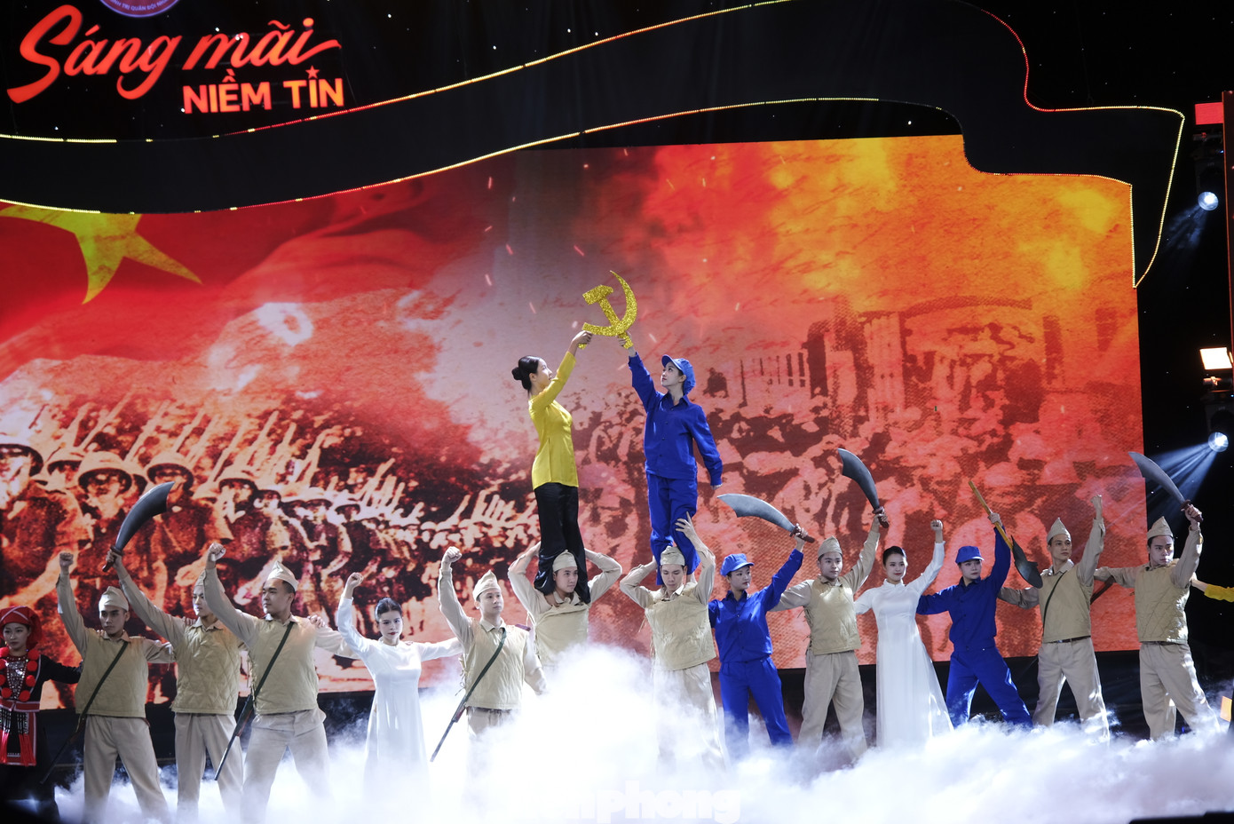 Chương trình giao lưu chính luận nghệ thuật “Sáng mãi niềm tin” nhân kỷ niệm 80 năm Ngày truyền thống Tổng cục Chính trị QĐND Việt Nam. Ảnh: Châu Linh