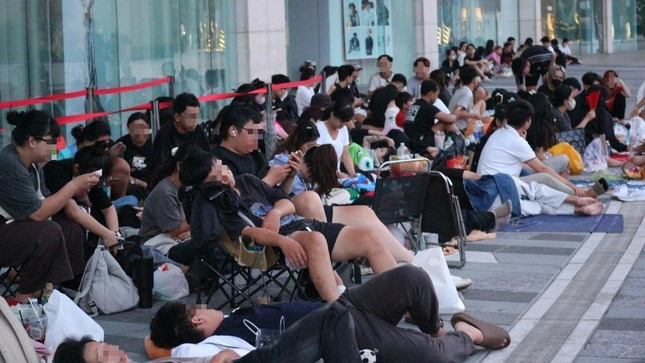 Hình ảnh giới trẻ TPHCM xếp hàng vạ vật để "săn" Labubu. Ảnh minh hoạ: Hoàng Tuấn Hình ảnh giới trẻ TPHCM xếp hàng vạ vật để "săn" Labubu. Ảnh minh hoạ: Hoàng Tuấn