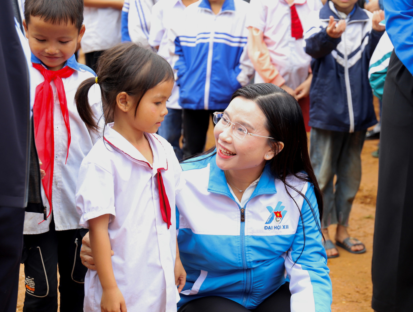 Chị Nguyễn Phạm Duy Trang - Bí thư T.Ư Đoàn, Chủ tịch Hội đồng Đội T.Ư cùng các em thiếu nhi tại Lễ khởi công xây dựng “Ngôi nhà Khăn quàng đỏ” cho gia đình em Lý Đức Trung và Lý Thanh Tâm, trường tiểu học Kim Đồng trên địa phận xã Đạo Đức, huyện Vị Xuyên, tỉnh Hà Giang.