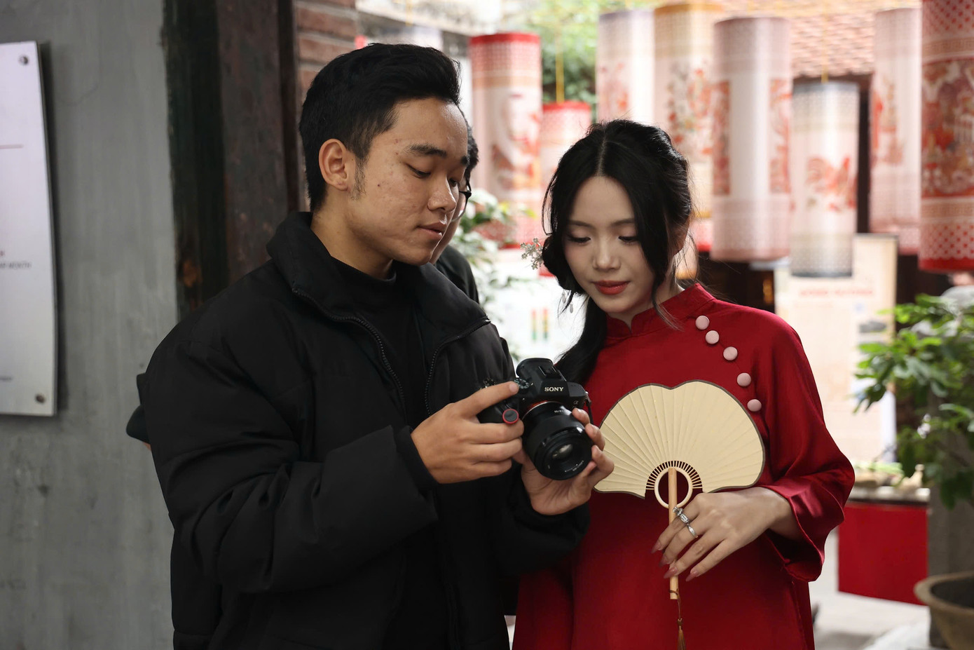 Đi từ Vĩnh Phúc lên Hà Nội để chụp ảnh cho khách hàng, anh Nguyễn Hải Toàn - thợ chụp ảnh (quê Vĩnh Phúc) cho biết vì khách ở xa nên đã đi từ sáng sớm để kịp giờ chụp cho khách. Ảnh: Hoàng Ngọc Đi từ Vĩnh Phúc lên Hà Nội để chụp ảnh cho khách hàng, anh Nguyễn Hải Toàn - thợ chụp ảnh (quê Vĩnh Phúc) cho biết vì khách ở xa nên đã đi từ sáng sớm để kịp giờ chụp cho khách. Ảnh: Hoàng Ngọc