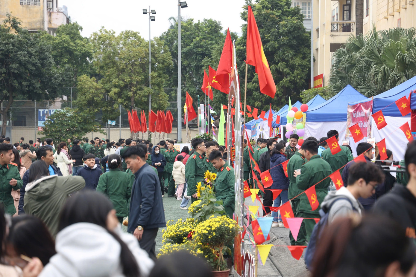 Cùng với hội trại truyền thống là 20 gian hàng hội chợ ẩm thực truyền thống với những món ăn mang nét đặc trưng, truyền thống của các vùng miền, do trại sinh tự chuẩn bị và thực hiện. Ảnh: Hoàng Ngọc