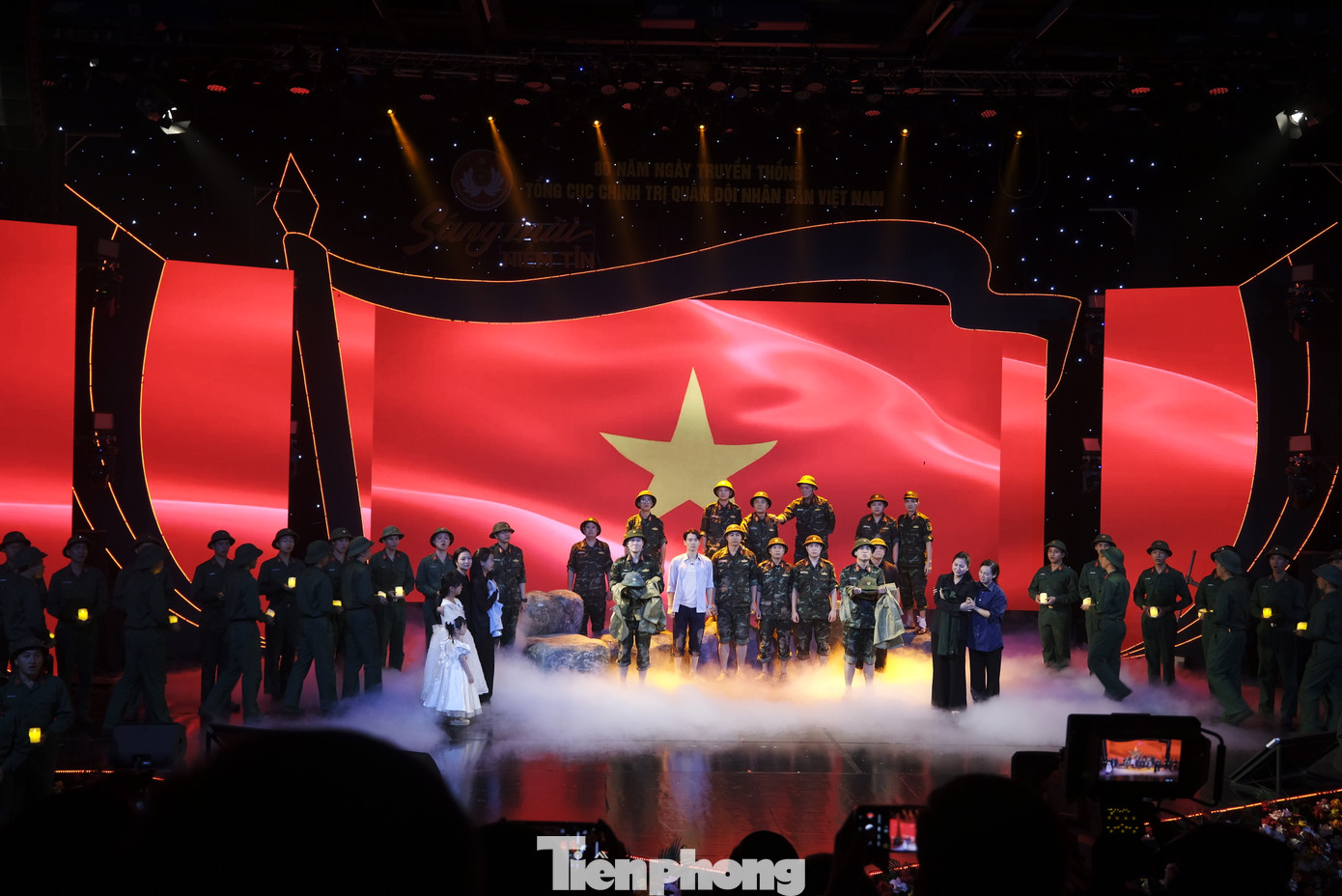 Kịch "Lửa hồng sáng mãi trong mưa" tái hiện lại hoạt cảnh đoàn công tác nhận được cuộc điện thoại thông báo ở thủy điện Rào Trăng 3 có công nhân gặp nạn, ngay sau đó Thiếu tướng Nguyễn Văn Man cùng đồng đội đã quyết định vượt nước lũ để đến với thủy điện Rào Trăng 3 nhưng... đã hy sinh. Ảnh: Châu Linh