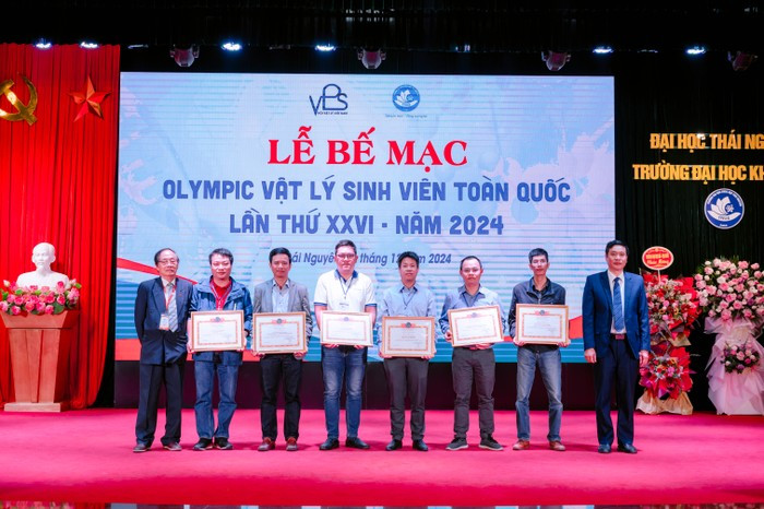 Ban Tổ chức trao khen thưởng cho các đơn vị giành giải Đặc biệt và giải Nhất toàn đoàn. Ban Tổ chức trao khen thưởng cho các đơn vị giành giải Đặc biệt và giải Nhất toàn đoàn.