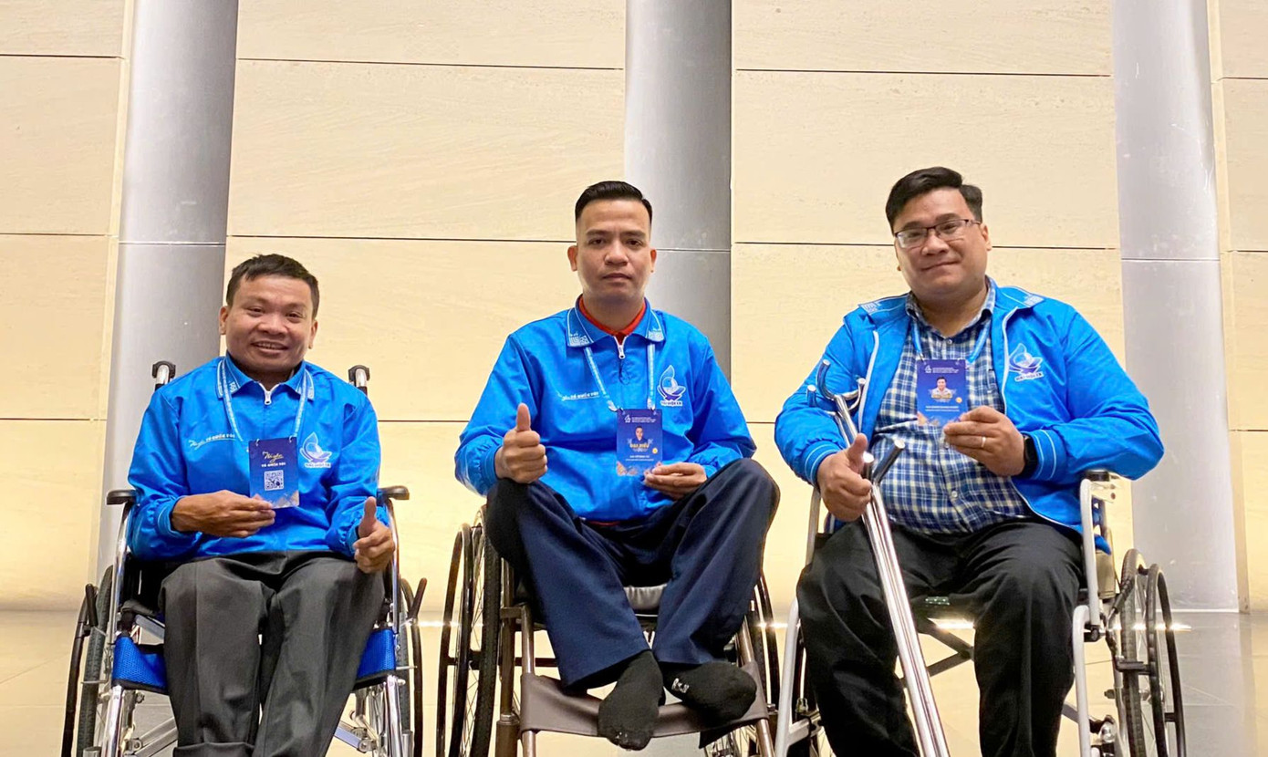 Anh Phạm Quang Khoát (ngoài cùng bên phải) - Chủ tịch Hội thanh niên khuyết tật TP Hà Nội. Anh Phạm Quang Khoát (ngoài cùng bên phải) - Chủ tịch Hội thanh niên khuyết tật TP Hà Nội.