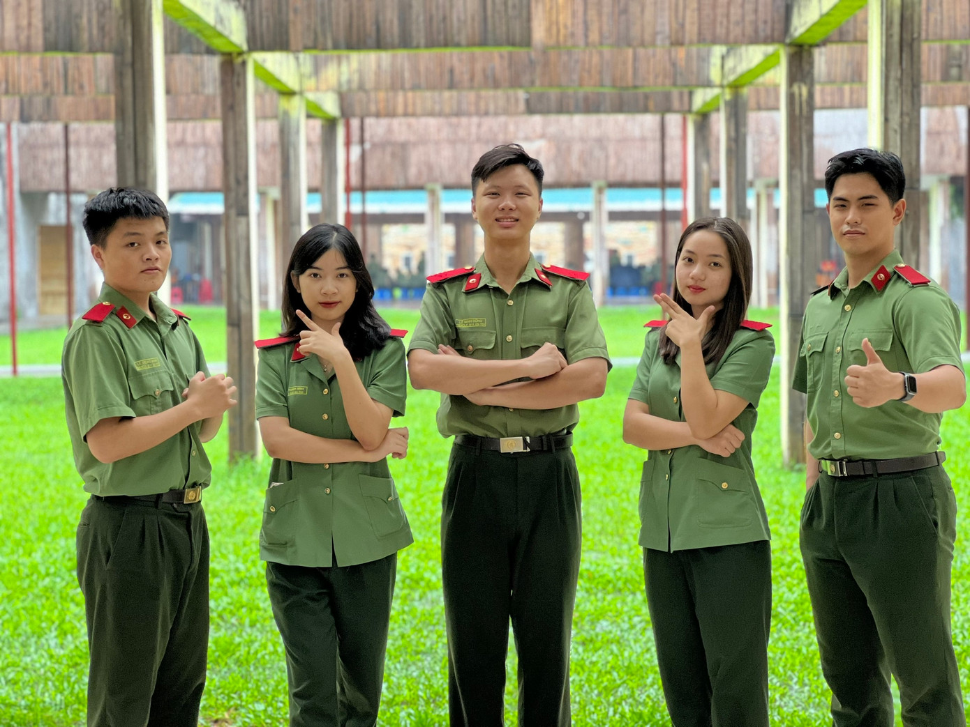 Châu Tuấn (ngoài cùng bên phải) có thành tích học tập và nghiên cứu đáng nể. Châu Tuấn (ngoài cùng bên phải) có thành tích học tập và nghiên cứu đáng nể.