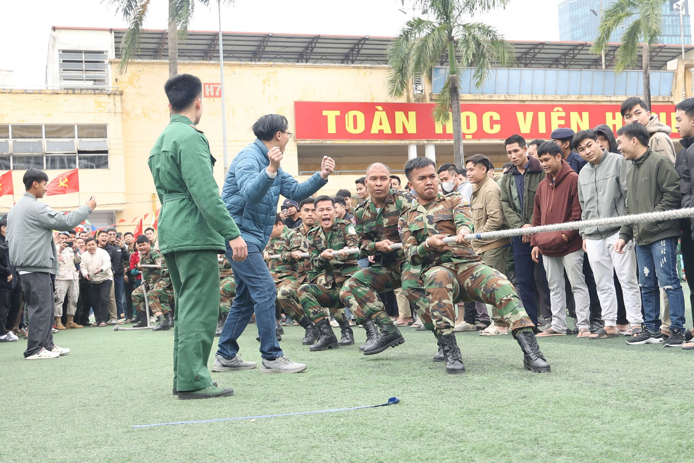 Cũng tại Ngày hội, các cán bộ, giảng viên, nhân viên, học viên và chiến sĩ sôi nổi tham gia các trò chơi dân gian như kéo co, ném vòng cổ chai, bịt mắt đập niêu, nhảy bao bố, đưa nước về nguồn, ném phi tiêu... Ảnh: Hoàng Ngọc