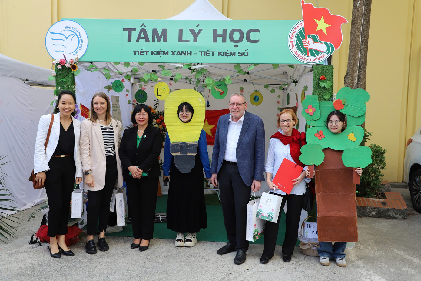 Các hội trại sáng tạo xanh do sinh viên thiết kế. Các hội trại sáng tạo xanh do sinh viên thiết kế.