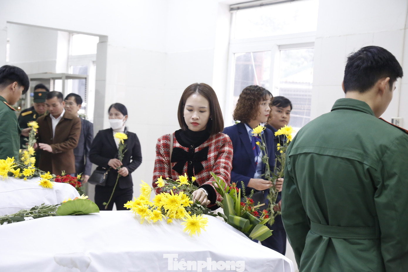 Người đăng ký hiến xác, thân nhân người đã hiến xác đặt hoa tưởng niệm, tri ân những người đã hiến xác cho Y học.