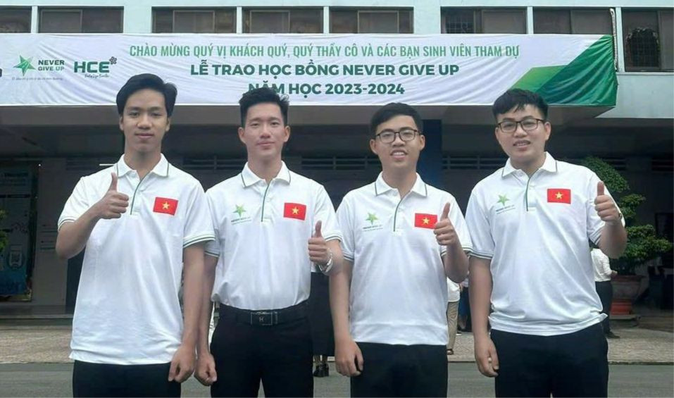 Hoàng Nhân (ngoài cùng bên trái) trong lễ trao học bổng Never Give up năm 2023 - 2024. Hoàng Nhân (ngoài cùng bên trái) trong lễ trao học bổng Never Give up năm 2023 - 2024.