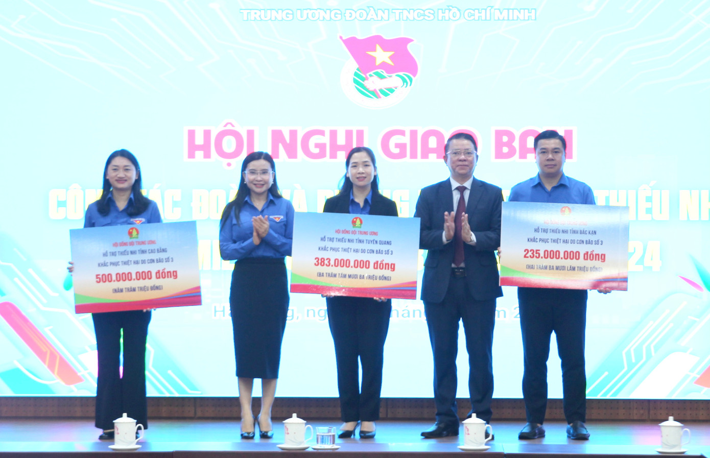 Chị Nguyễn Phạm Duy Trang - Bí thư Trung ương Đoàn, Chủ tịch Hội đồng Đội Trung ương trao nguồn lực hỗ trợ cho các tỉnh bị ảnh hưởng bởi cơn bão số 3.