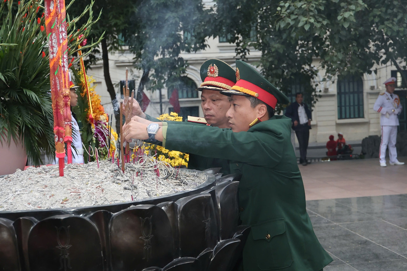 Đoàn đại biểu dâng hương tại tượng đài Vua Lý Thái Tổ. Ảnh: Hoàng Ngọc