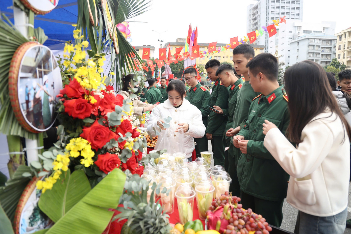 Cùng với hội trại truyền thống là 20 gian hàng hội chợ ẩm thực truyền thống với những món ăn mang nét đặc trưng, truyền thống của các vùng miền, do trại sinh tự chuẩn bị và thực hiện. Ảnh: Hoàng Ngọc
