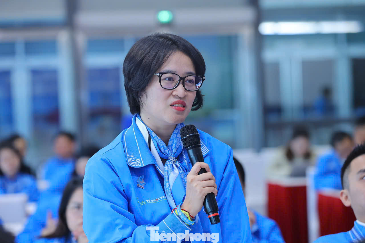 PGS.TS. Đào Việt Hằng - Chủ nhiệm Mạng lưới Trí thức trẻ Việt Nam toàn cầu chia sẻ tại tổ thảo luận.