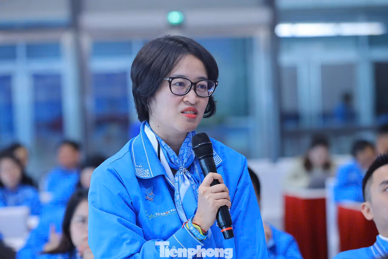 PGS.TS. Đào Việt Hằng - Chủ nhiệm Mạng lưới Trí thức trẻ Việt Nam toàn cầu chia sẻ tại tổ thảo luận.