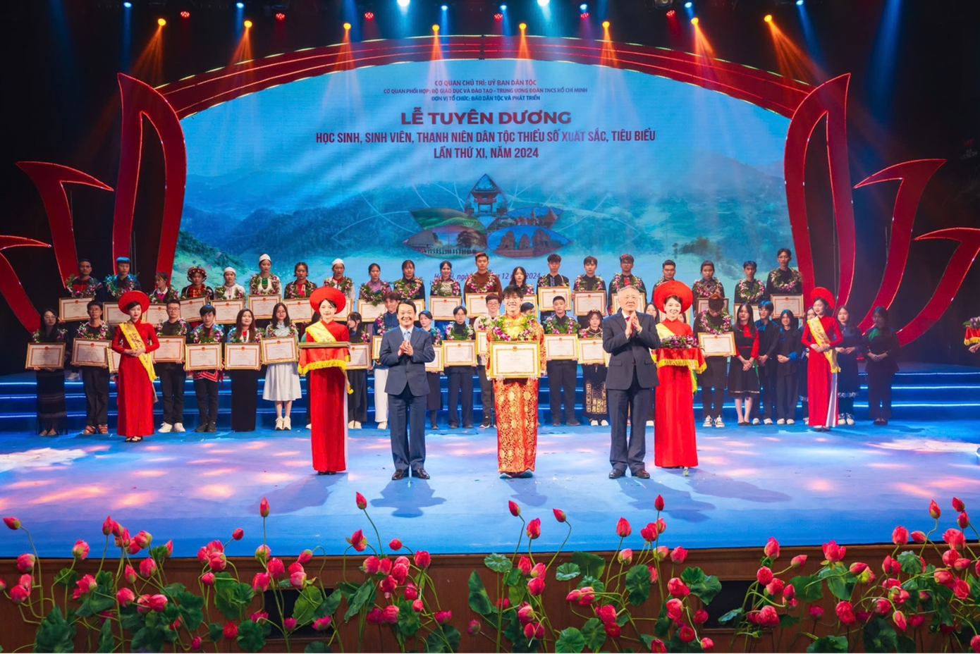 Ông Nguyễn Hòa Bình - Ủy viên Bộ Chính trị, Bí thư T.Ư Đảng, Phó Thủ tướng thường trực Chính phủ trao bằng khen cho học sinh, sinh viên, thanh niên dân tộc thiểu số (DTTS) xuất sắc, tiêu biểu lần thứ XI, năm 2024.