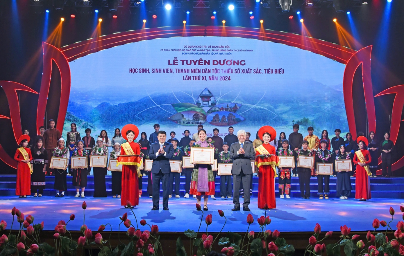 Ông Đỗ Văn Chiến - Ủy viên Bộ Chính trị, Bí thư T.Ư Đảng, Chủ tịch T.Ư Mặt trận Tổ quốc Việt Nam trao bằng khen cho học sinh, sinh viên, thanh niên dân tộc thiểu số (DTTS) xuất sắc, tiêu biểu lần thứ XI, năm 2024.