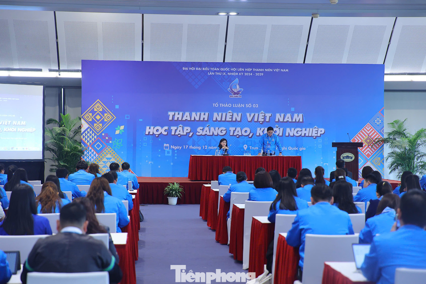 Các đại biểu tham dự tổ thảo luận số 3 trong khuôn khổ Đại hội.