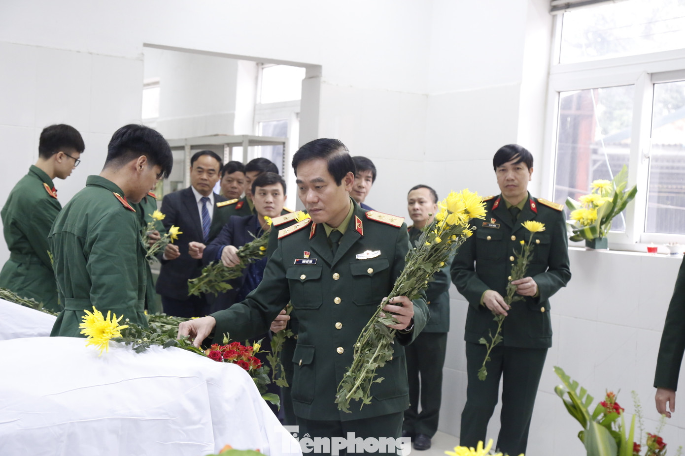 Đại diện lãnh đạo, học viên Học viện Quân Y đặt hoa tri ân những người đã hiến xác cho Y học.