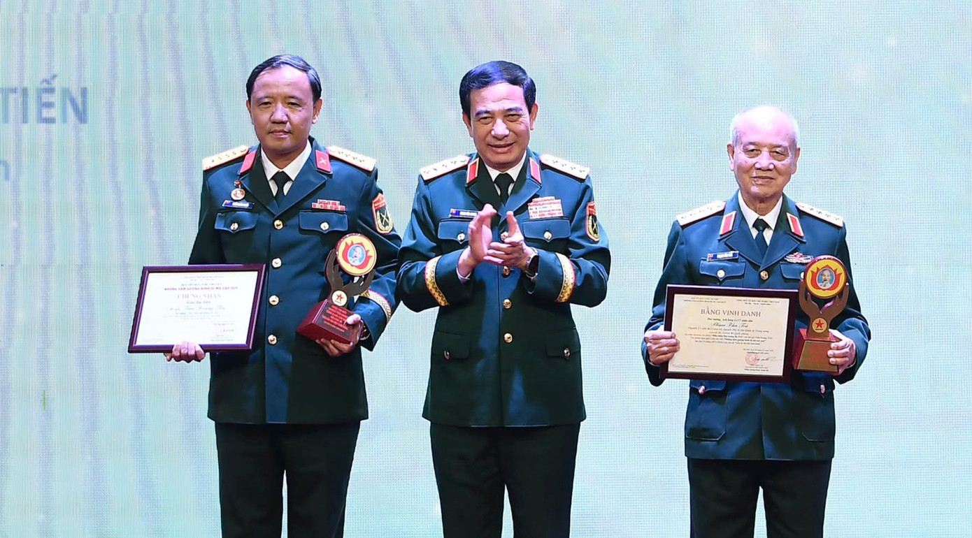 Đại tướng Phan Văn Giang - Uỷ viên Bộ Chính trị, Bộ trưởng Bộ Quốc phòng trao giải Đặc biệt tặng tác giả và nhân vật. Đại tướng Phan Văn Giang - Uỷ viên Bộ Chính trị, Bộ trưởng Bộ Quốc phòng trao giải Đặc biệt tặng tác giả và nhân vật.