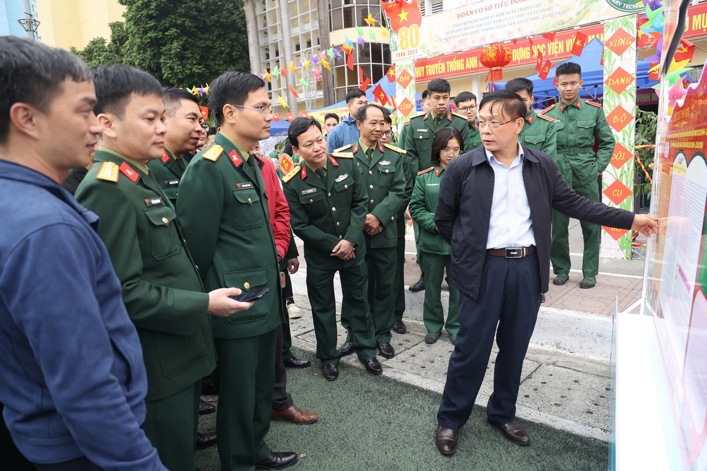 Lãnh đạo Học viện Kỹ thuật Quân sự tham quan các khu trưng bày. Hội trại với nhiều hình thức được thể hiện về công tác giáo dục truyền thống, công tác đào tạo của Học viện. Ảnh: Hoàng Ngọc