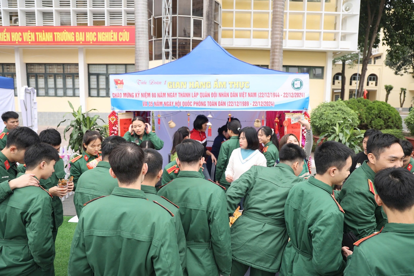 Cùng với hội trại truyền thống là 20 gian hàng hội chợ ẩm thực truyền thống với những món ăn mang nét đặc trưng, truyền thống của các vùng miền, do trại sinh tự chuẩn bị và thực hiện. Ảnh: Hoàng Ngọc