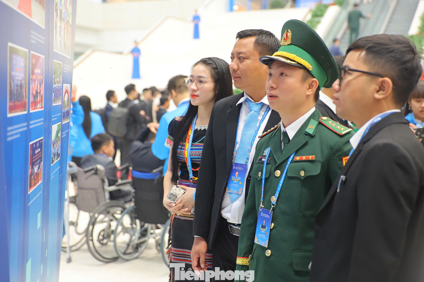 Đại biểu tham quan triển lãm. Đại biểu tham quan triển lãm.