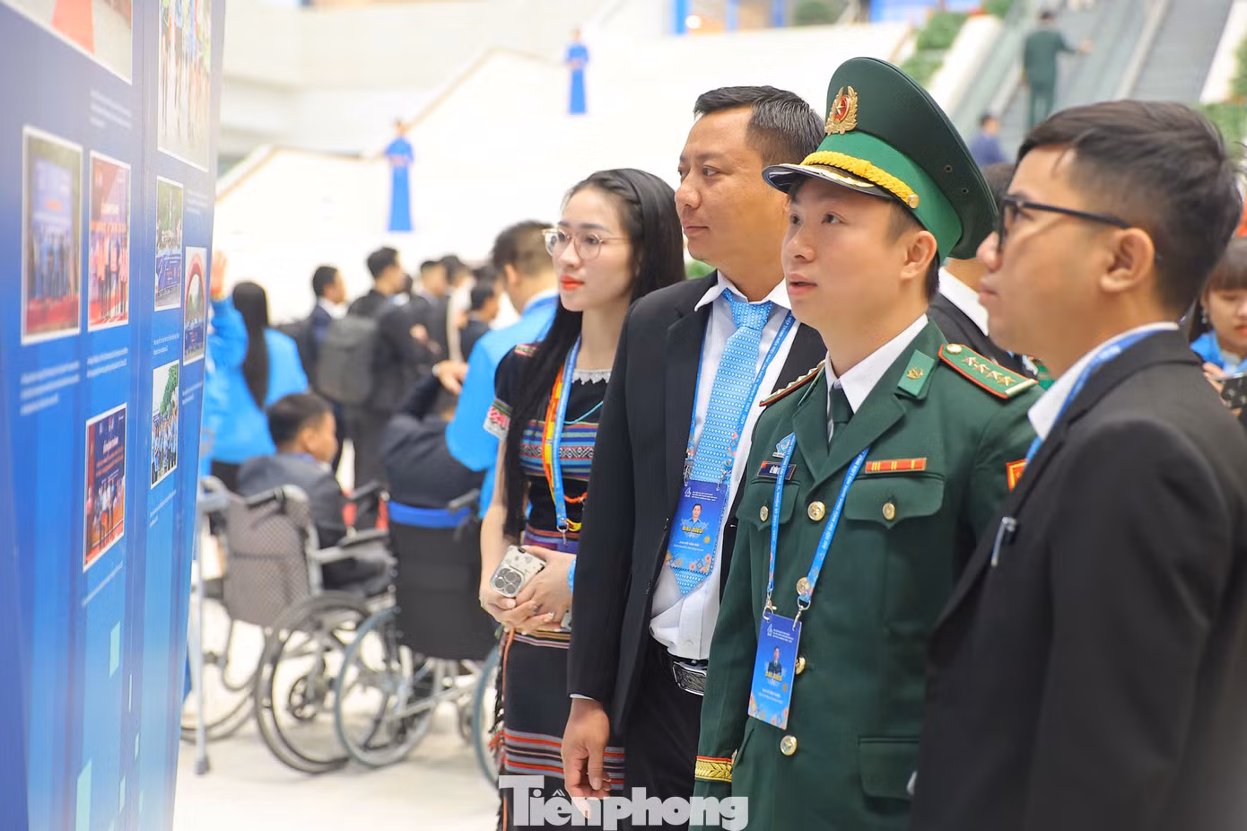 Đại biểu tham quan triển lãm.