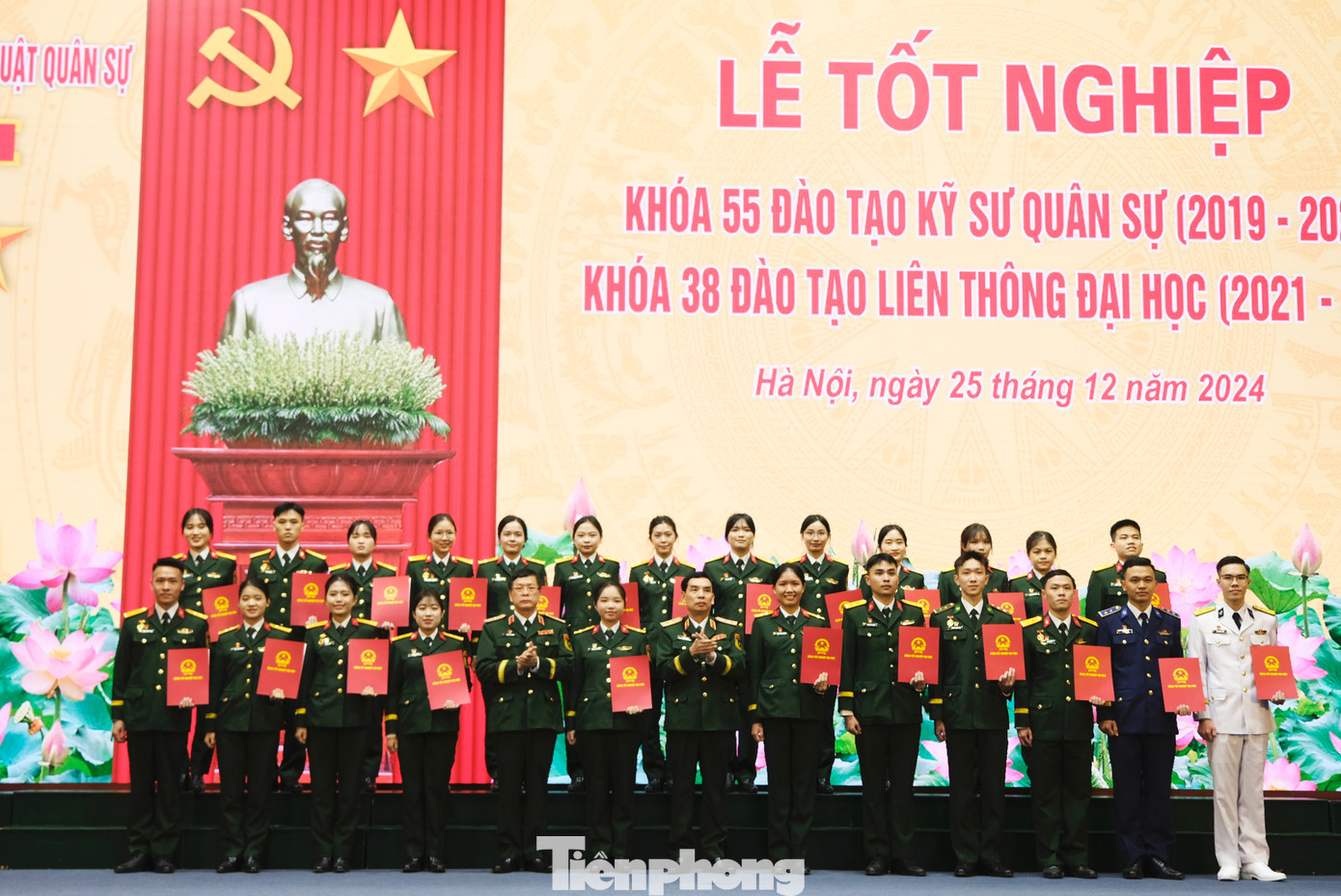 Trung tướng. GS. TS. NGƯT Lê Minh Thái - Giám đốc Học viện Kỹ thuật Quân sự trao bằng tốt nghiệp cho các tân kỹ sư quân sự. Ảnh: Châu Linh