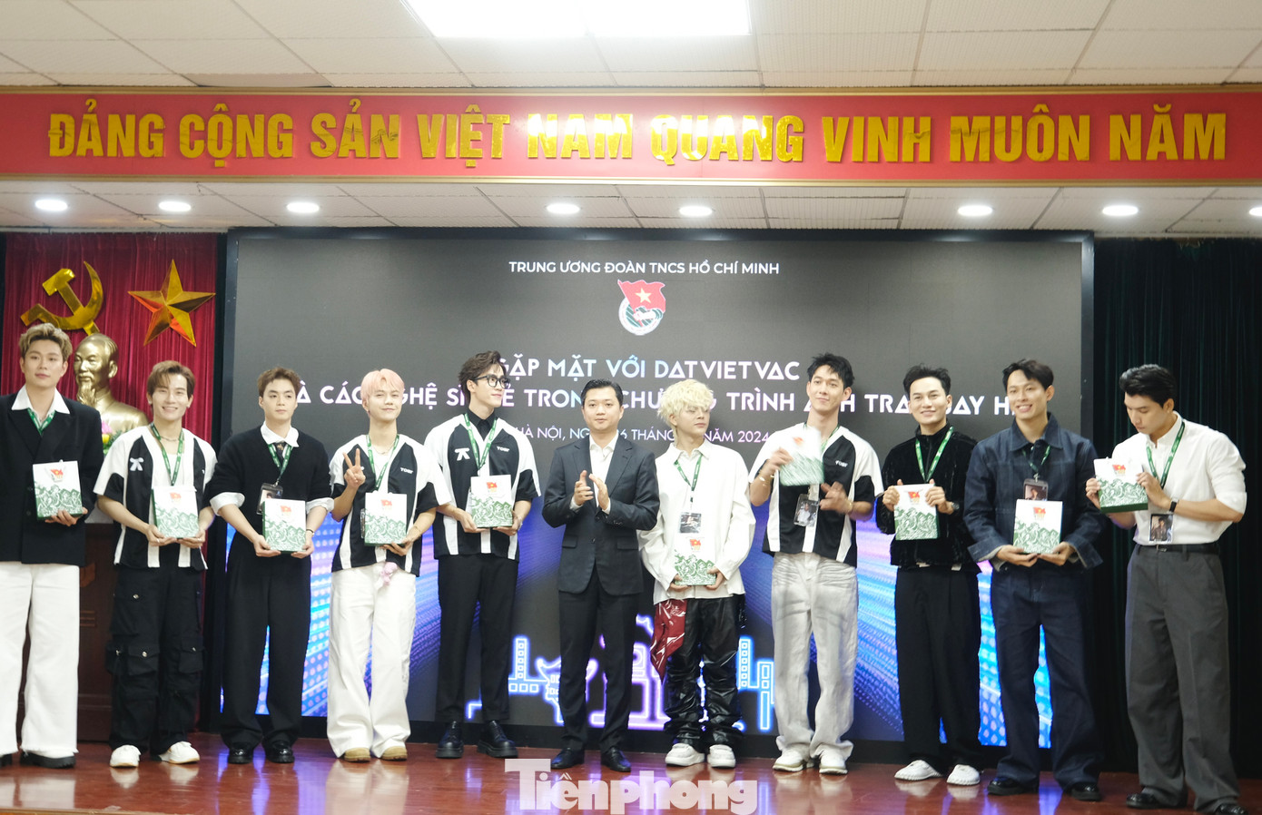 Anh Nguyễn Minh Triết - Bí thư Trung ương Đoàn, Chủ tịch T.Ư Hội SVVN tặng quà cho các nghệ sĩ trẻ tham gia chương trình Anh trai say hi. Anh Nguyễn Minh Triết - Bí thư Trung ương Đoàn, Chủ tịch T.Ư Hội SVVN tặng quà cho các nghệ sĩ trẻ tham gia chương trình Anh trai say hi.