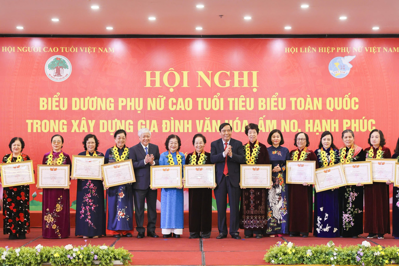 Ông Đỗ Văn Chiến - Ủy viên Bộ Chính trị, Bí thư T.Ư Đảng, Chủ tịch Ủy ban T.Ư Mặt trận Tổ quốc Việt Nam và bà Nguyễn Thị Tuyến - Ủy viên T.Ư Đảng, Chủ tịch Hội LHPN Việt Nam trao bằng khen cho các gương phụ nữ cao tuổi tiêu biểu.