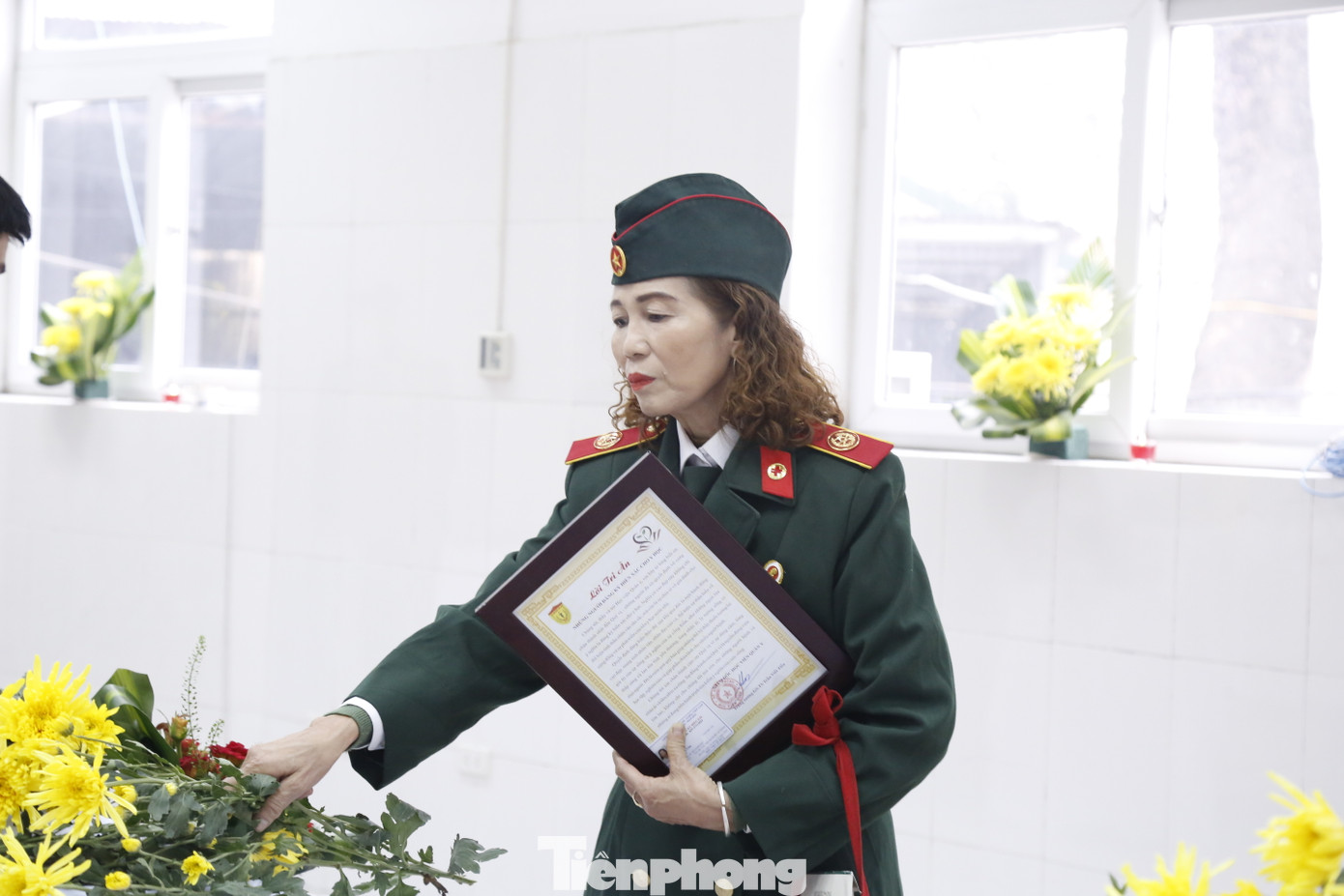 Người đăng ký hiến xác, thân nhân người đã hiến xác đặt hoa tưởng niệm, tri ân những người đã hiến xác cho Y học.