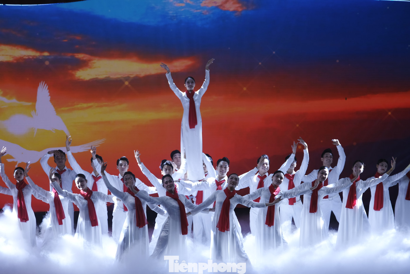 Chương trình giao lưu chính luận nghệ thuật “Sáng mãi niềm tin” nhân kỷ niệm 80 năm Ngày truyền thống Tổng cục Chính trị QĐND Việt Nam. Ảnh: Châu Linh