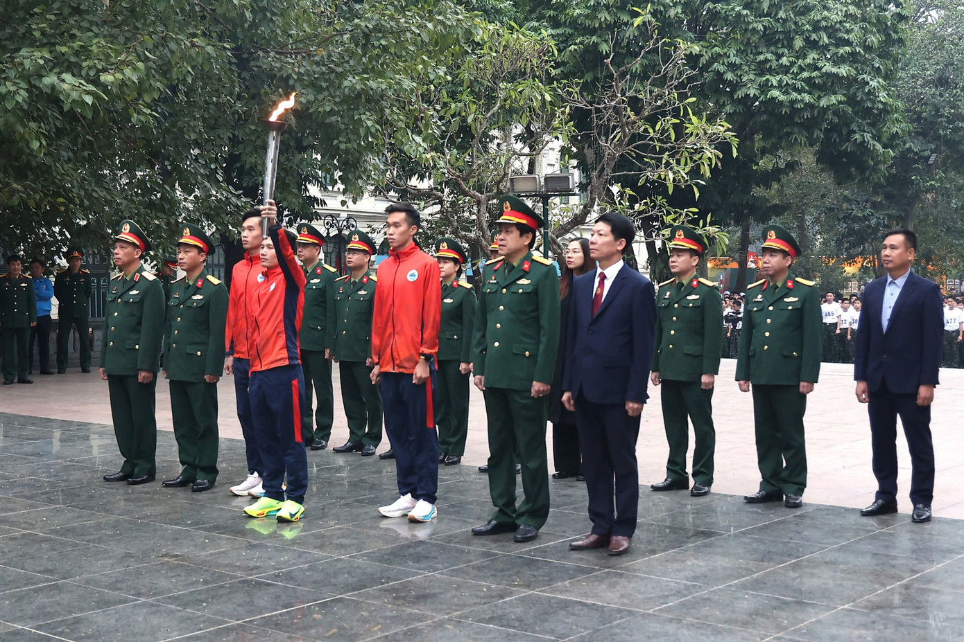 Đoàn đại biểu dâng hương tại tượng đài Vua Lý Thái Tổ. Ảnh: Hoàng Ngọc