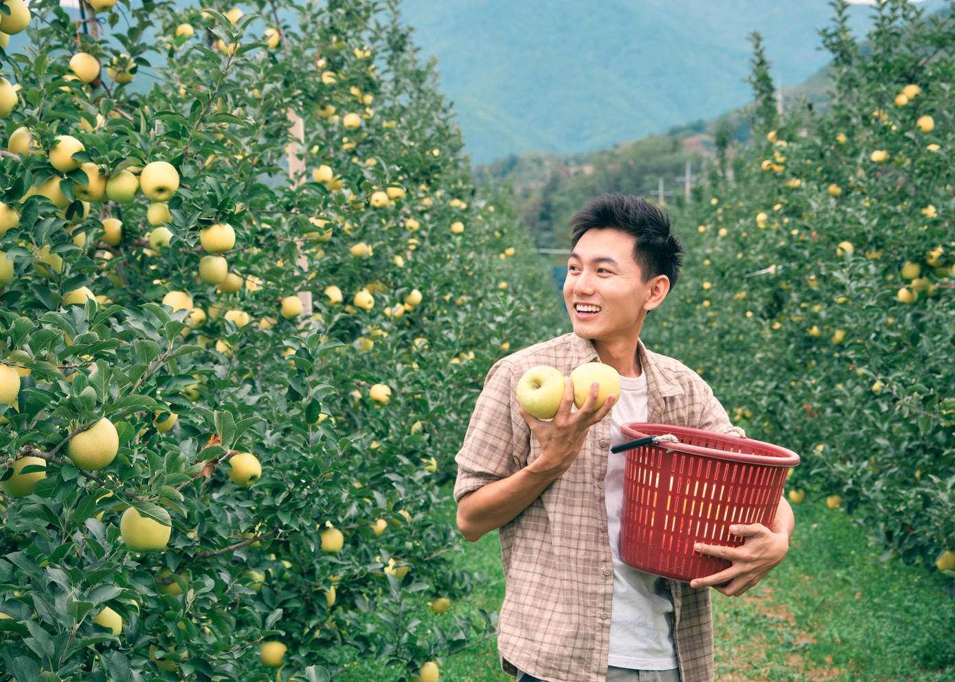 Khoai Lang Thang đã có hành trình 8 năm với công việc sáng tạo nội dung về hành trình &quot;xê dịch&quot; với hình ảnh chân thực, gần gũi về văn hóa, con người của nhiều vùng đất khác nhau.